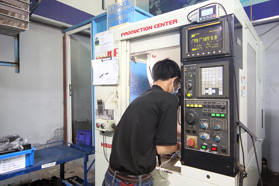 Kira VTC 30Eフライス盤